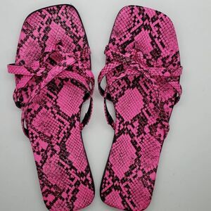 14th And Union Size 7 Hot Pink Snake Skin Flip Flop